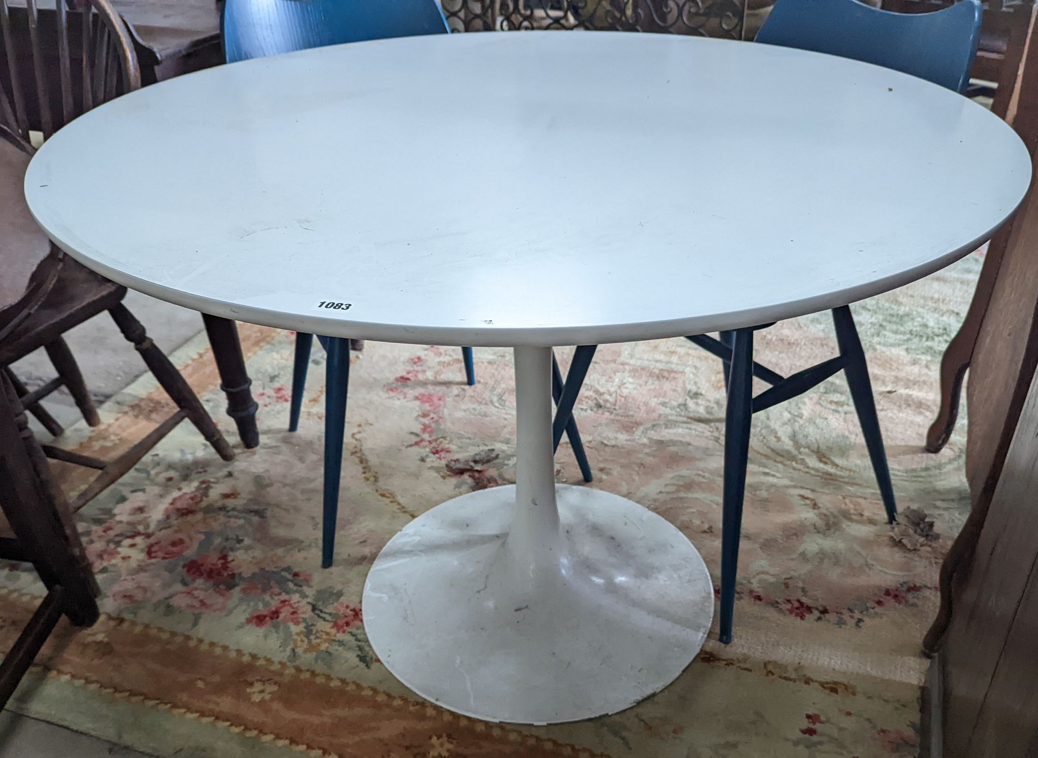 A Tulip style circular dining table, diameter 100cm, height 73cm